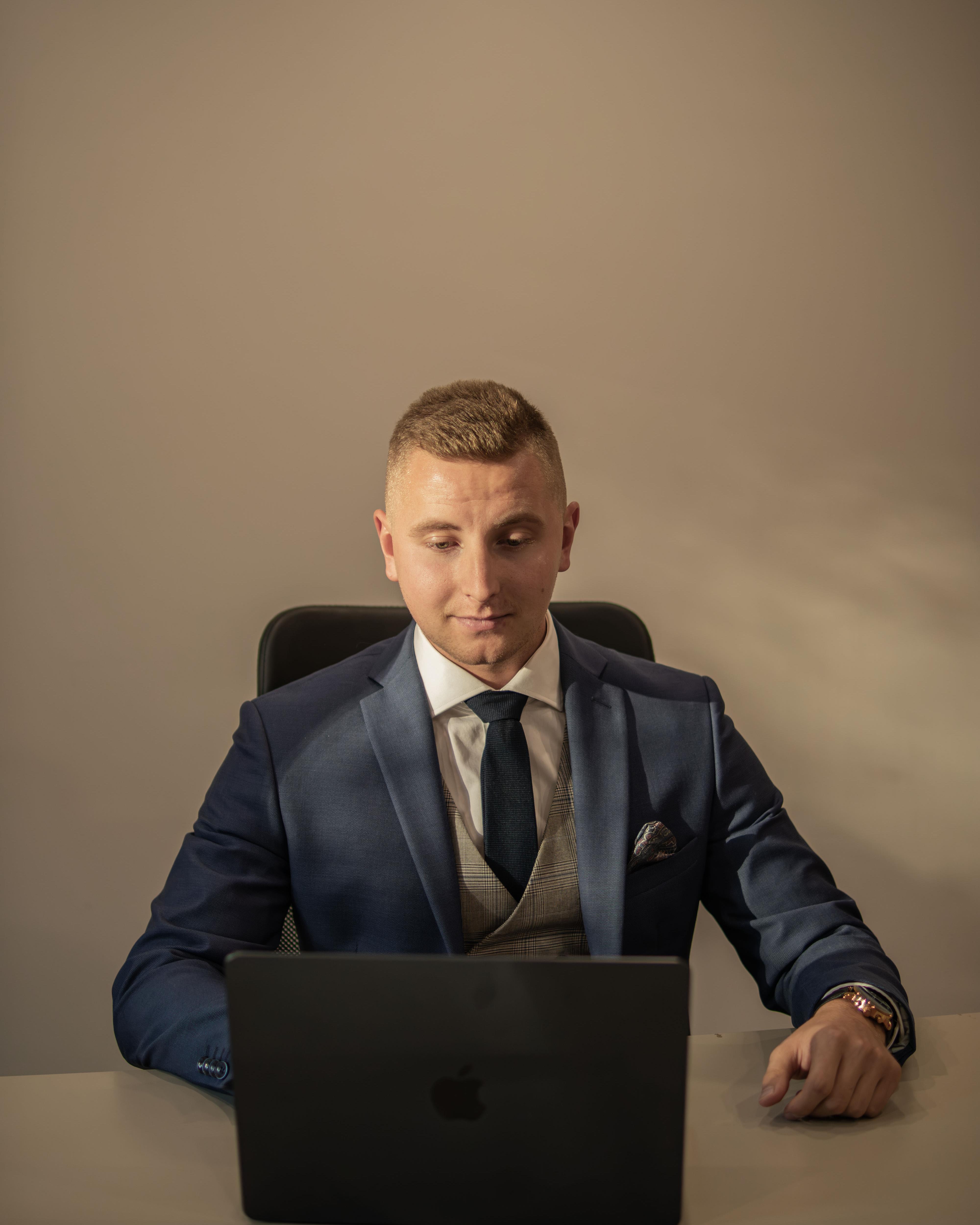 W jaki sposób mogę ci pomóc - Jakub Żak